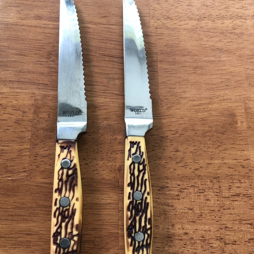 🎉HP🎉Like New Set of Two World Tableware SS 9” Steak Knives w/Yellow POM Handle